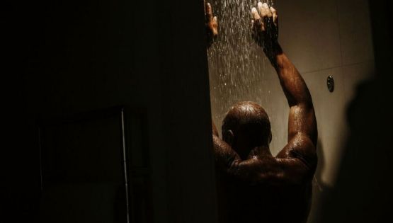 Qué es el ‘Dark Showering’ y por qué se ha convertido en una tendencia de bienestar