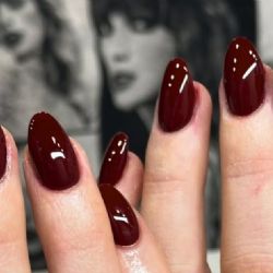 El rojo cereza conquista el otoño; el tono más elegante y versátil para uñas esta temporada