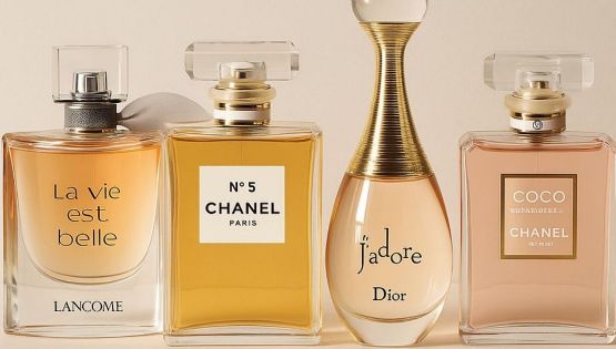 Perfumes femeninos que nunca pasan de moda; cuatro clásicos que siguen conquistando generaciones