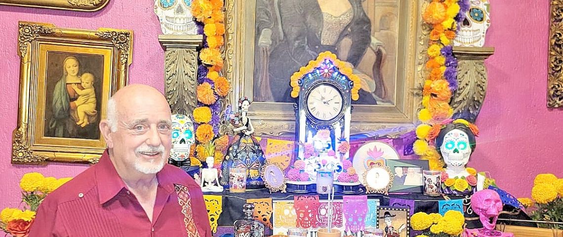 Color, símbolos y tradición: Felipe Flores Montemayor construye impresionante altar de muertos