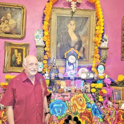 Color, símbolos y tradición: Felipe Flores Montemayor construye impresionante altar de muertos