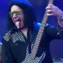 La leyenda de KISS, Gene Simmons, sufre accidente tras perder el conocimiento en plena carretera