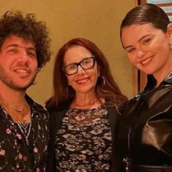 La madre de Benny Blanco enfrenta un violento allanamiento; intrusos entraron mientras estaba sola