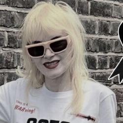 Fallece la diseñadora Pam Hogg, referente del estilo rebelde; su legado marca a Rihanna y Lady Gaga