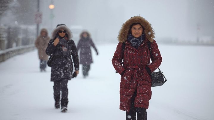 Abrigos icónicos que elevan cualquier outfit; la prenda clave del 2025