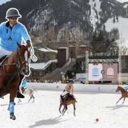 El príncipe Harry sorprende al participar de último momento en el Mundial de Polo sobre nieve