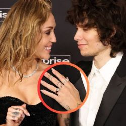 Miley Cyrus luce un espectacular anillo; rumores de compromiso con Maxx Morando crecen