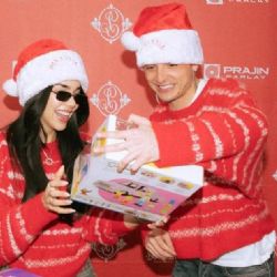 Kenia Os y Peso Pluma llevan alegría navideña a niños de EU; donaron juguetes en supermercado