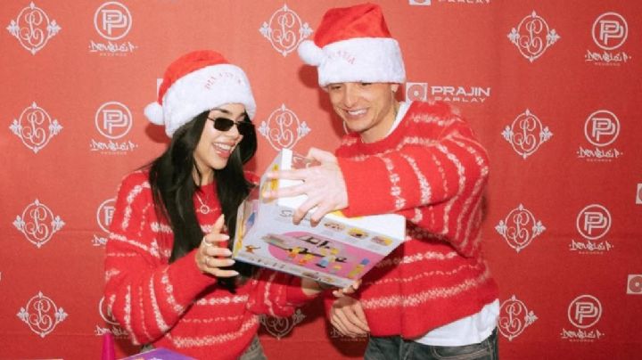 Kenia Os y Peso Pluma llevan alegría navideña a niños de EU; donaron juguetes en supermercado