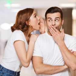 ¿Te encanta el chisme? Esto dice la ciencia sobre quienes no pueden guardarse nada