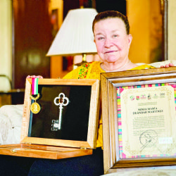 Recibe Ninfa Deándar Martínez emotiva distinción; recibe las llaves de Comitán, Chiapas