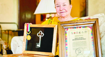 Recibe Ninfa Deándar Martínez emotiva distinción; recibe las llaves de Comitán, Chiapas