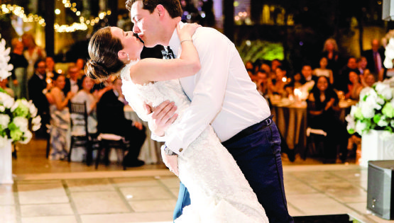 Alexis Luoma y Robert Saldaña comparten su amor infinito; se dan el 'sí' en elegante recepción | FOTOS