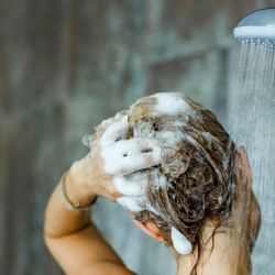 ¿Cada cuánto lavar el cabello para evitar dañarlo? la dermatología lo explica