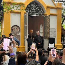 De película: Tim Burton ofrece masterclass en panteón de México