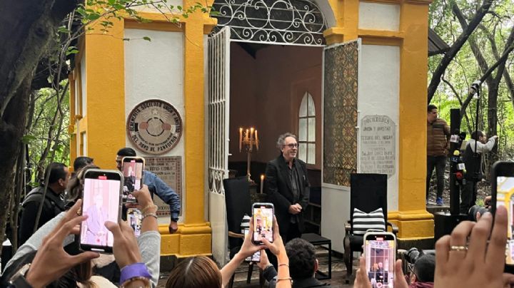 De película: Tim Burton ofrece masterclass en panteón de México