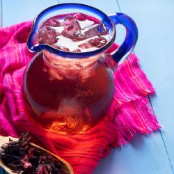 ¿Para qué sirve el agua de jamaica con laurel y canela? La bebida viral que conquista TikTok