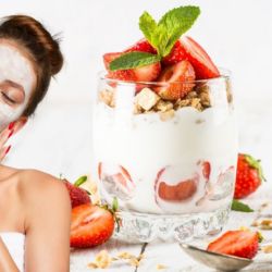 Mascarilla de fresas y yogurt para un glow instantáneo, esto dice la dermatología