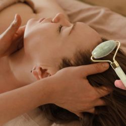 Masaje linfático facial: el secreto que tu piel necesita y que puedes hacer en casa