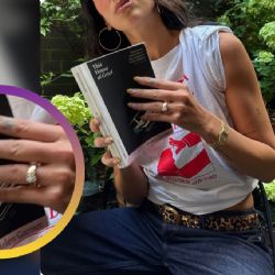 Dua Lipa impone las uñas doradas con efecto joya como la tendencia del momento