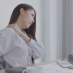 ¿Mucho tiempo sentada? Estos estiramientos te salvan la espalda y las piernas