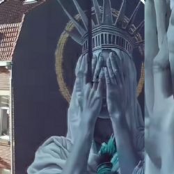 ¿La Estatua de la Libertad, avergonzada? Un mural en Francia lanza crítica a EU | VIDEO
