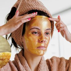 Rejuvenece tu piel en minutos: usa miel para limpiar células muertas