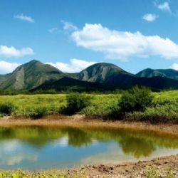 Un baño de luz entre sierras y agua tibia: rutas para atesorar